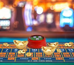 Antarmuka aplikasi mobile mgo777 menampilkan meja live-dealer dan menu permainan